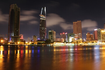 Obraz premium Long exposure and reflection of the Ho Chi Minh City skyline at night