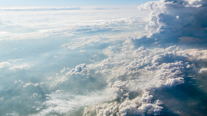 Vista de nubes de tormenta desde el cielo en un atardecer