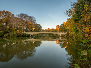 Fototapeta na wymiar Bow bridge in autumn