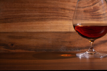 Cognac auf Holzhintergrund