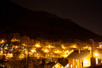 Le village Saint-Colomban-des-Villards de nuit.