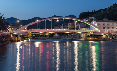 Obraz premium illuminated bridge with red, white and green lights in Sestri Levante
