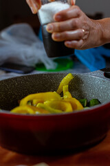 still life con Verduras frescas del huerto sobre mesa de madera con cebollas, zapallitos y pimiento amarillo.