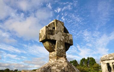 Le ciel rayonne au dessus de la croix de la chapelle Ar Sonj à Locronan (Finistère).