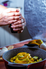 still life con Verduras frescas del huerto sobre mesa de madera con cebollas, zapallitos y pimiento amarillo.