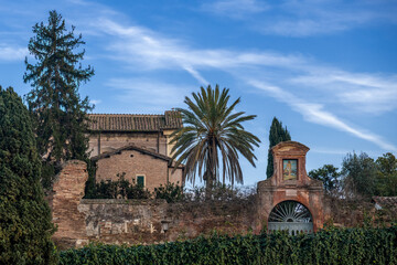 brama przy Forum Romanum w Rzymie. Piękna palma przy obrazie Chrystusa nad wejściem.