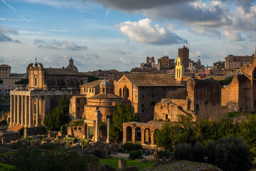 Forum Romanum oświetlone zachodzącym słońcem - obrazy, fototapety, plakaty