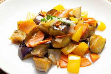 茄子と黄色いパプリカの炒め物