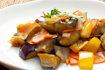 茄子と黄色いパプリカの炒め物