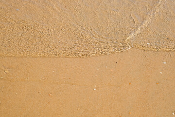 Fototapeta na wymiar Fondo de arena de playa con agua de mar