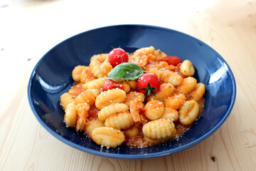 Gnocchi sauce rouge, tomates cerises et basilic