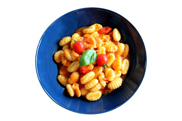 Gnocchi sauce rouge, tomates cerises et basilic