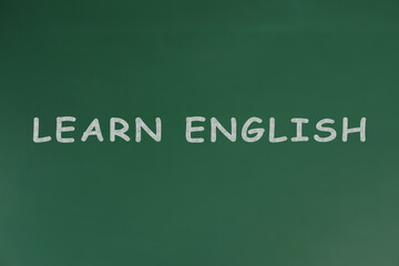 Obraz premium Green chalkboard with text Learn English