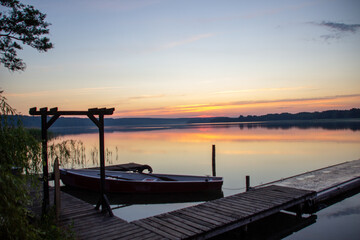 Fototapeta na wymiar Anmutiger Sonnenaufgang am See