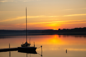 Anmutiger Sonnenaufgang am See