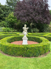 Fototapeta na wymiar statue in the garden