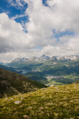 Fototapeta premium St. Moritz, Celerina, Seenplatte, St. Moritzersee, Muottas Muragl, Oberengadin, Alpen, Piz Julier, Corviglia, Piz Nair, Stazerwald, Stazersee, Wanderweg, Graubünden, Sommer, Schweiz