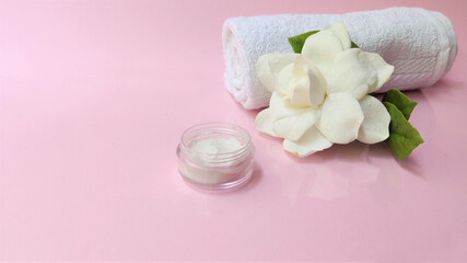Obraz na płótnie Canvas Spa setting and Spa background composition with white gardenia flower on pink background. Banner