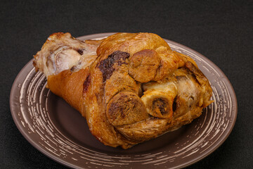Baked pork knuckle with spices