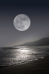Fototapeta na wymiar Moon over Malibu