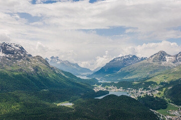 Fototapeta premium St. Moritz, St. Moritzersee, Seenplatte, Muottas Muragl, Oberengadin, Alpen, Piz Julier, Corviglia, Piz Nair, Corvatsch, Stazerwald, Stazersee, Wanderweg, Graubünden, Sommer, Schweiz