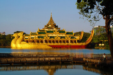 Karaweik Palast - Yangon - obrazy, fototapety, plakaty