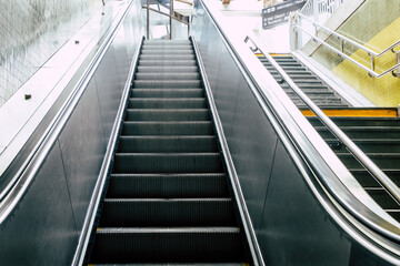 Fototapeta premium Escalator en métal dans une gare - Perspective sur les marches qui montent