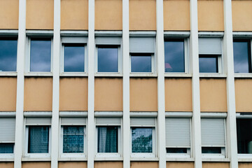 Façade d'un bâtiment au design moderne avec fenêtres vitrées	