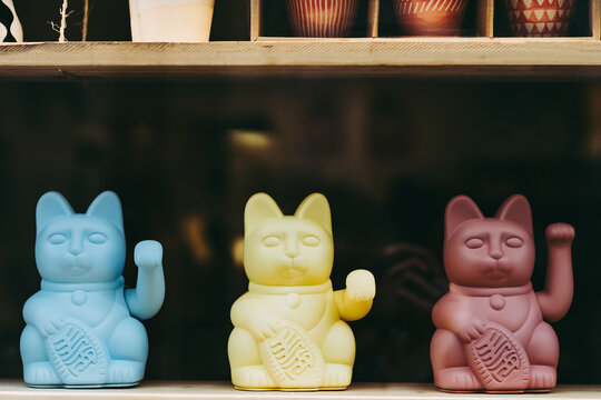 Chat chinois chanceux porte bonheur en plastique color&eacute;