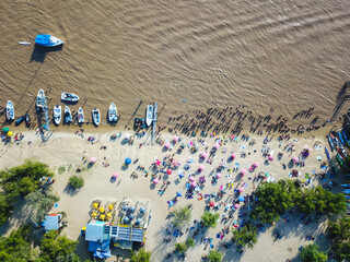 Día de playa en la isla frente al rio Parana en Rosario, Argentina
