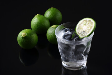 黒背景にかぼす焼酎