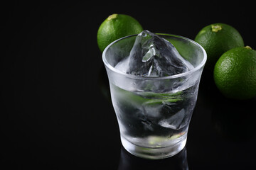 黒背景にかぼす焼酎