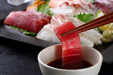 マグロの刺身を食べる