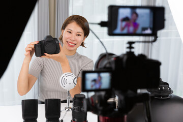 一眼レフカメラで動画を撮影する女性