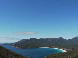 Fototapeta premium Blue ocean and white sand beach