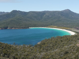 Obraz premium View of ocean and white sand beach