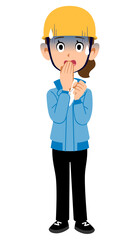 青ざめるヘルメットを被った青い作業着の女性
