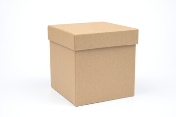 Caja de regalos en forma de cubo sobre fondo blanco