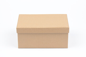 Caja de regalos rectangular sobre fondo blanco