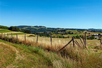 Obraz premium Paysage des Monts du Lyonnais en été autour de Saint-Martin-en-Haut dans le Rhône en France