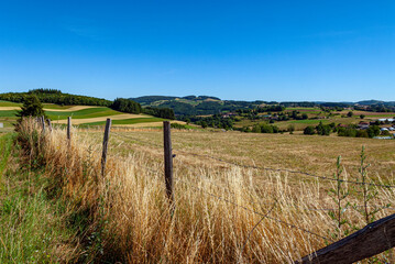 Paysage des Monts du Lyonnais en été autour de Saint-Martin-en-Haut dans le Rhône en France