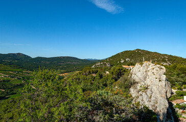 Fototapeta na wymiar Paysage pittoresque des montagnes du Vaucluse en Provence en France