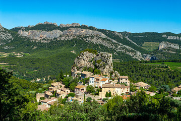Le village de La Roque Alric sous les Dentelles de Montmirail, dans le département du vaucluse en Provence, en France - obrazy, fototapety, plakaty