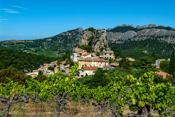 Fototapeta na wymiar Le village de La Roque Alric sous les Dentelles de Montmirail, dans le département du vaucluse en Provence, en France