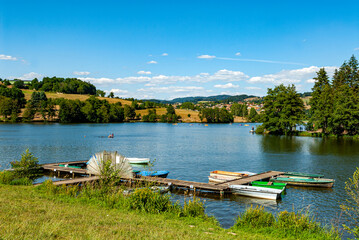 Le lac des Sapins dans les montagnes de l'Ouest du département du Rhône en France