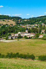 Fototapeta na wymiar Le village de Ronno dans les montagnes de l'ouest du département du Rhône en France en été