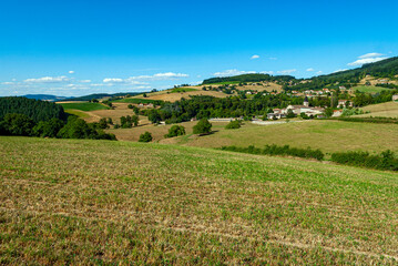 Fototapeta na wymiar Le village de Ronno dans les montagnes de l'ouest du département du Rhône en France en été