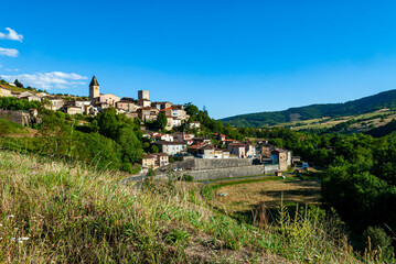 Fototapeta na wymiar Le village de Chamelet dans la vallée de l'Azergues dans le département du Rhône en France
