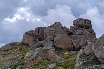 Fototapeta na wymiar Rocks on Bosan Peak in the Khamar-Daban Mountains