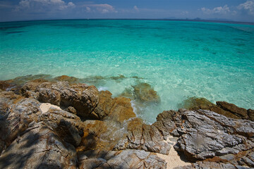 Obraz premium photo taken on a wide angle lens, the azure sea on the bounty beach in Thailand, the transparent sea, a picturesque island, paradise pleasure, travel and vacation, background for postcards